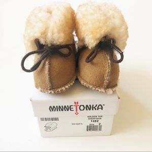 Minnetonka Sheepskin Shearling Lined Slippers
